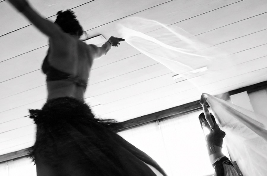 Immagine storica di Artemide, danza con il velo in bianco e nero