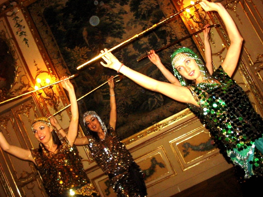 Danzatrici di Artemide in un palazzo storico