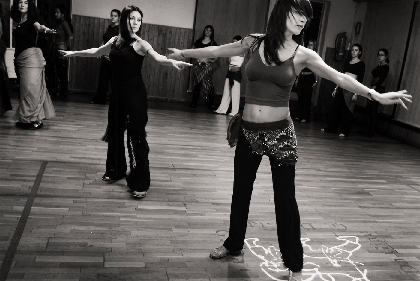 Daniela Allotta durante una lezione di danza egiziana con le allieve, fotografia in bianco e nero